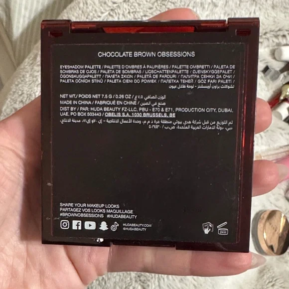HUDA BEAUTY Chocolate Brown Palette - Picture 3 of 3